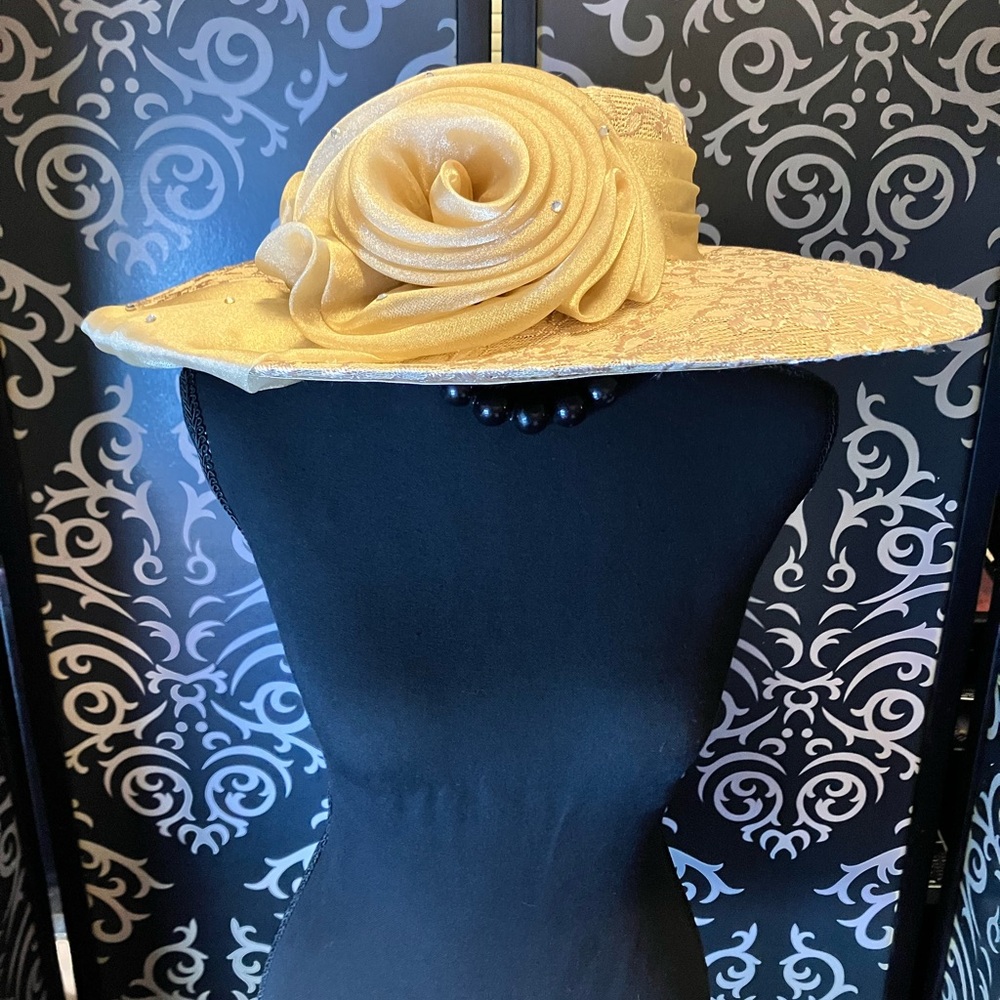 Mr.Hi’s classic floral laced Kentucky derby / church style cream hat.